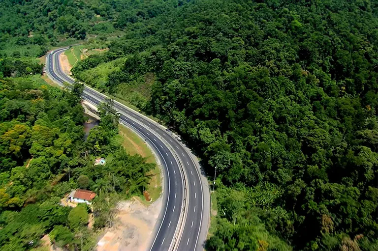 Rodovia brasileira atravessando paisagem ao entardecer