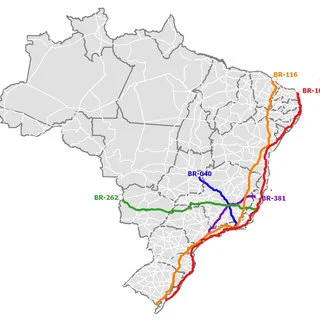 Rodovia brasileira ao amanhecer com céu alaranjado