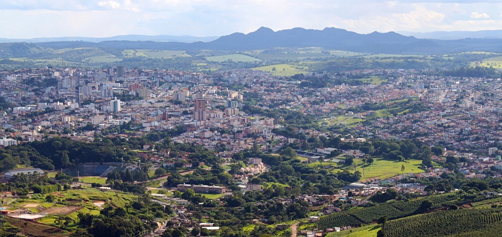 Vista panorâmica de Lavras, Minas Gerais, com a Serra ao fundo